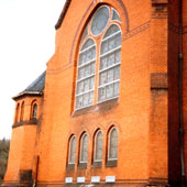 Kirchenfenster mit Schutzgitter