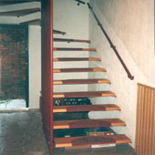 Stahlgittertreppe mit Holzstufen