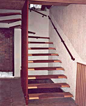 Gittertreppe mit Holzstufen