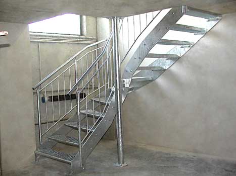 Stahltreppe mit Gitterroststufen
