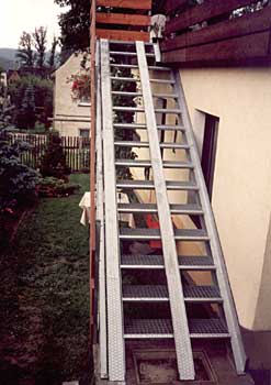 Außentreppe mit Rollstuhlspur